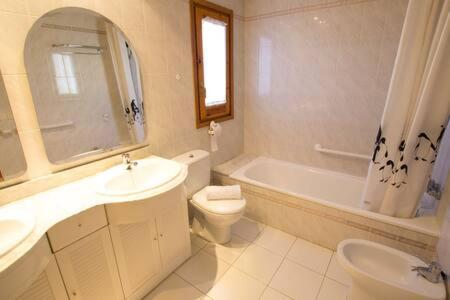Casa Amb Jardi Alp Apartment Bagian luar foto